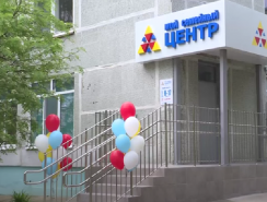 Установили стеклянные двери и навес в первом в Чувашской Республике центре "Мой семейный центр"
